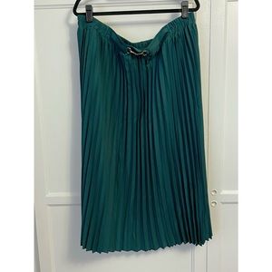 Green Pleated Skirt w/ Bit Detail NWOT